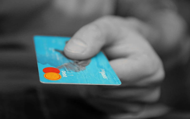 karta kredytowa w dłoni