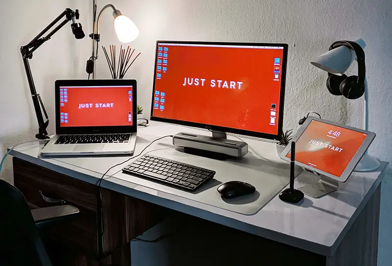 komputer na biurku
